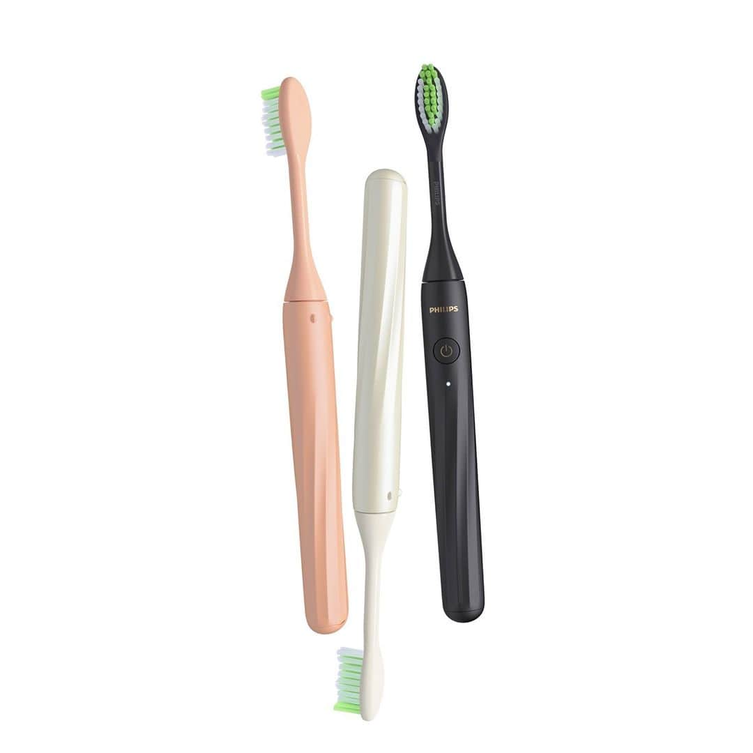 Philips Sonicareのインスタグラム：「The Philips One by Sonicare Rechargeable toothbrush can plug in just about anywhere, which is perfect if you’re on the go — or just want to brush your teeth between lunch and your 1 pm video call.」