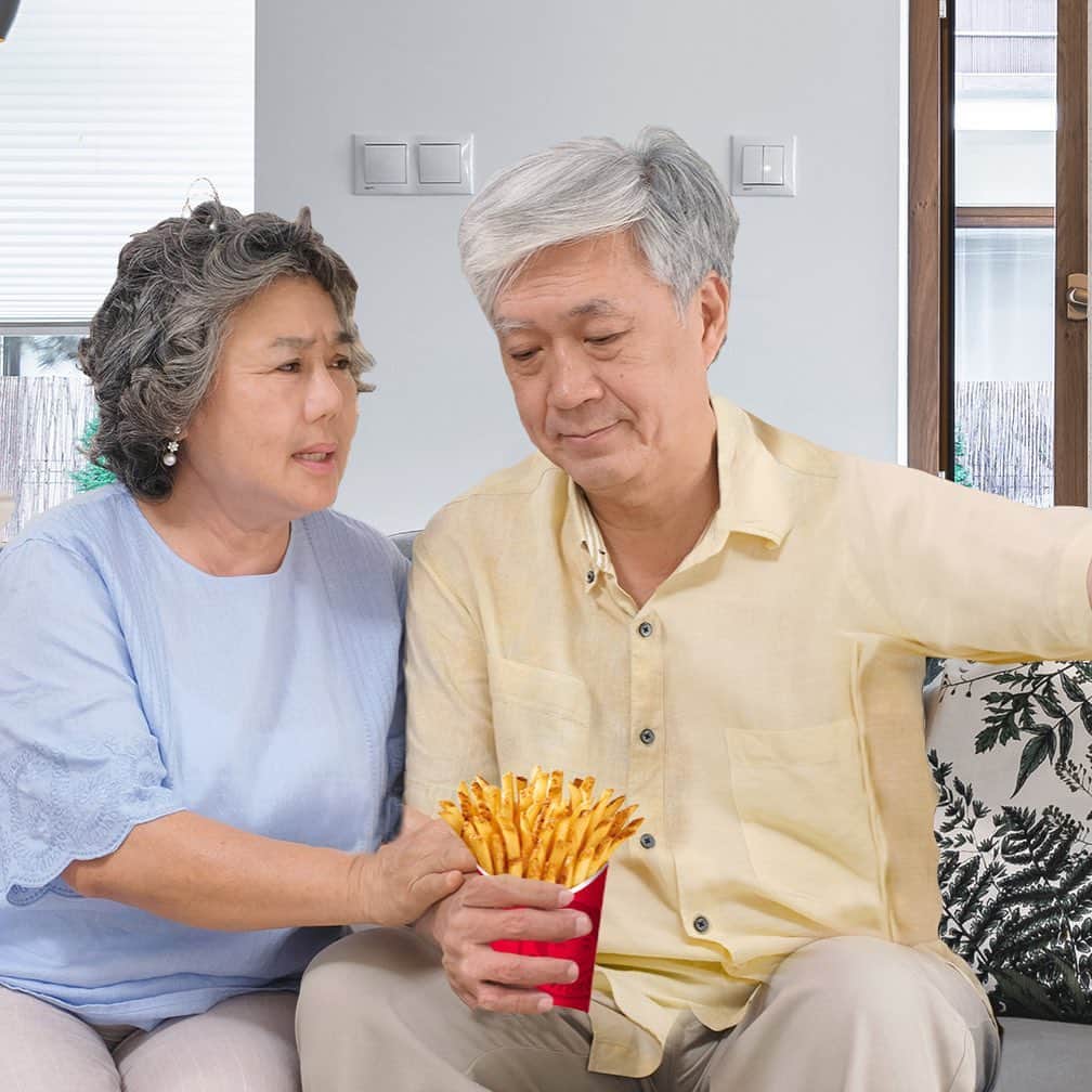 のインスタグラム：「Keep your friends close and your friends with unusually long arms away from your Frosty.」