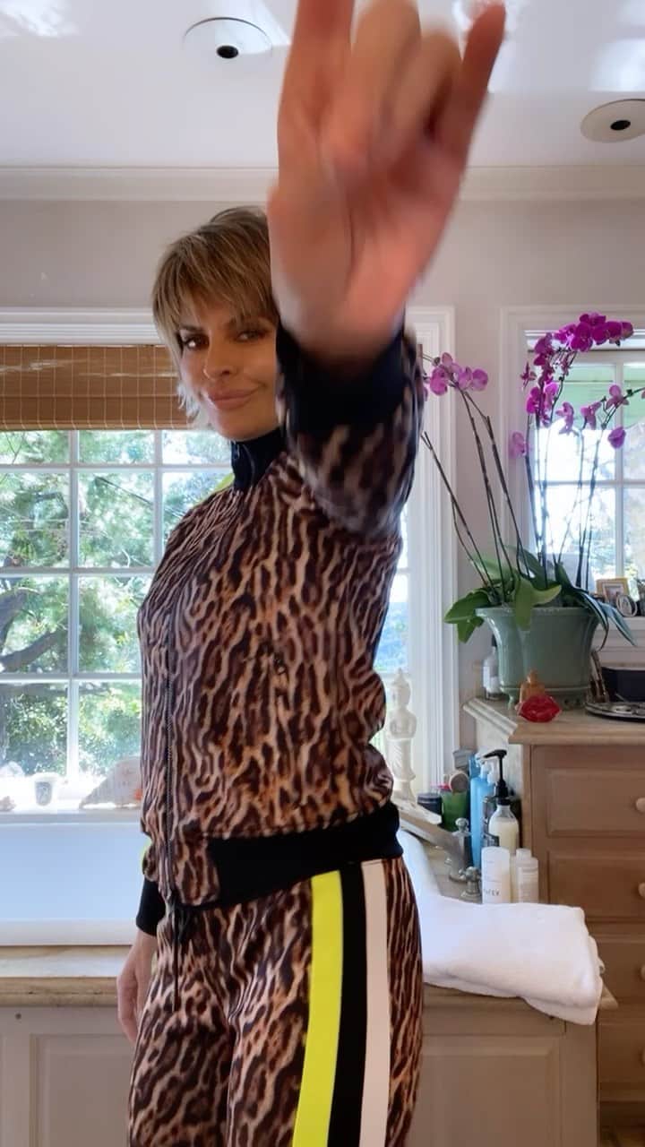 リサ・リナのインスタグラム：「Because the track suit is just that good. @pamandgela 🎾🐆💋🔥❤️」