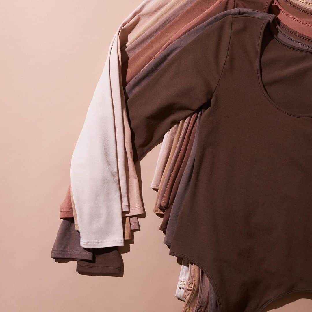 Banana Republic のインスタグラム：「Celebrate your curves with our True Hues Long-Sleeve Bodysuits. Made from a soft blend of cotton and TENCEL™ modal, comfort meets style for fit that's exceptionally true to you. #TrueHues」
