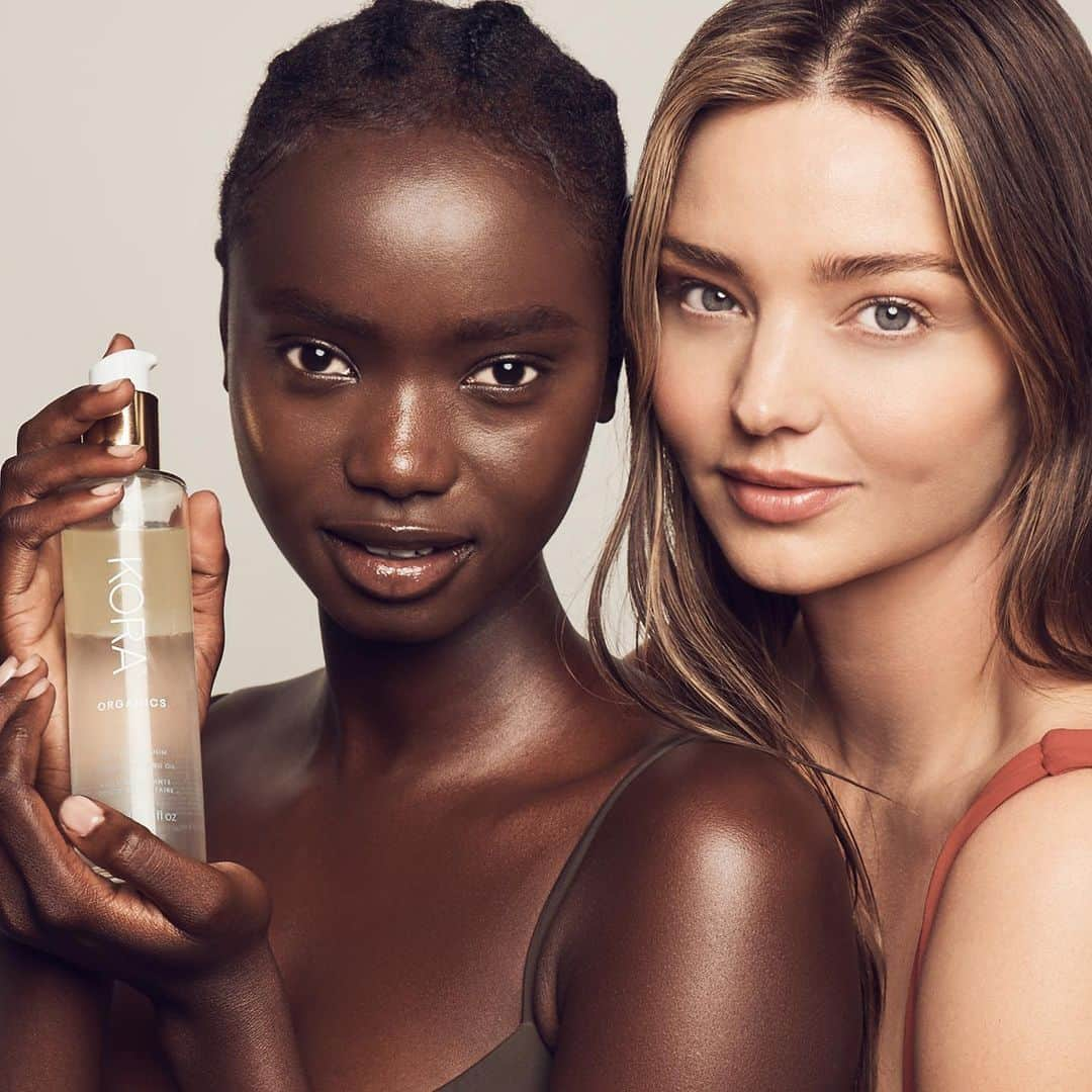 KORA Organicsさんのインスタグラム写真 - (KORA OrganicsInstagram)「@MirandaKerr’s beauty secret? 👯  Clean, certified organic ingredients to deliver healthy, glowing skin. ✨ Comment you and your best friend's beauty secrets below. #KORAOrganics #MilkyMushroom #MindBodySkin」2月23日 4時07分 - koraorganics