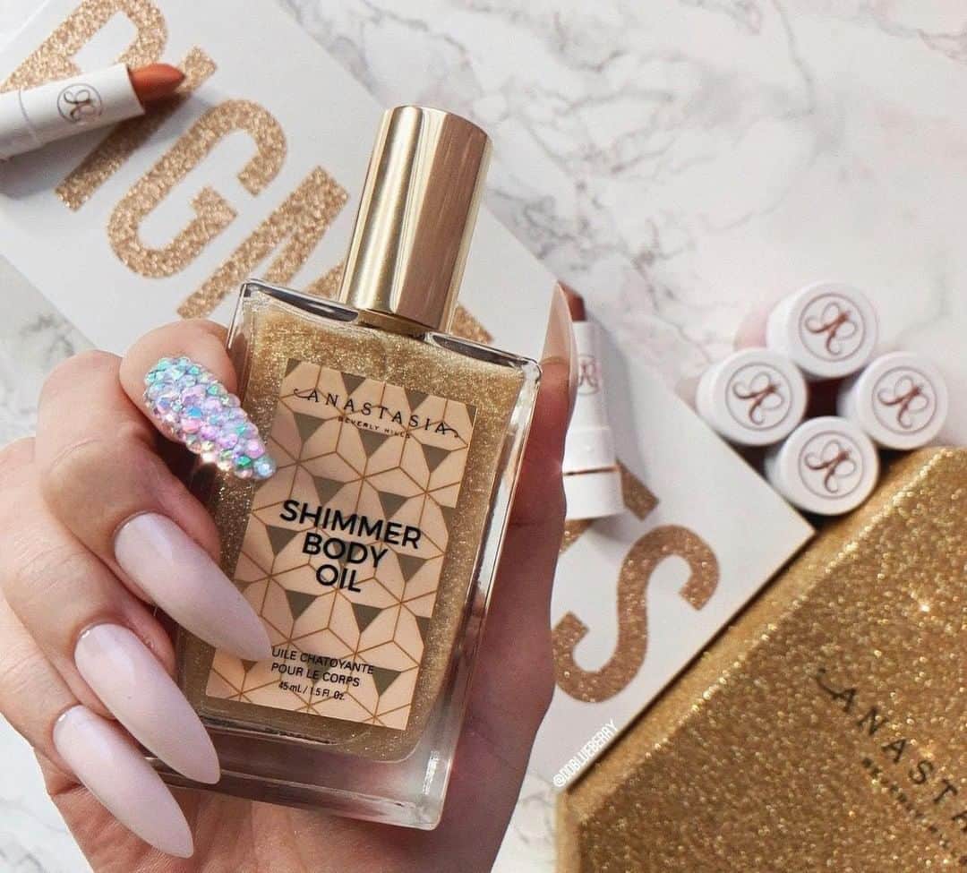 Anastasia Beverly Hillsさんのインスタグラム写真 - (Anastasia Beverly HillsInstagram)「Have you tried our ✨Shimmer Body Oil?!✨ This indulgent, luxurious body oil locks in moisture while illuminating skin with a golden, glittering glow. The subtle coconut-vanilla scent and silky-soft feel make this oil all the more essential.   Pro Tip: make sure you shake it well before each use!  💋💋💋 to @ddblueberry for this gorgeous shot (and those nails)!  #anastasiabeverlyhills」2月23日 4時16分 - anastasiabeverlyhills