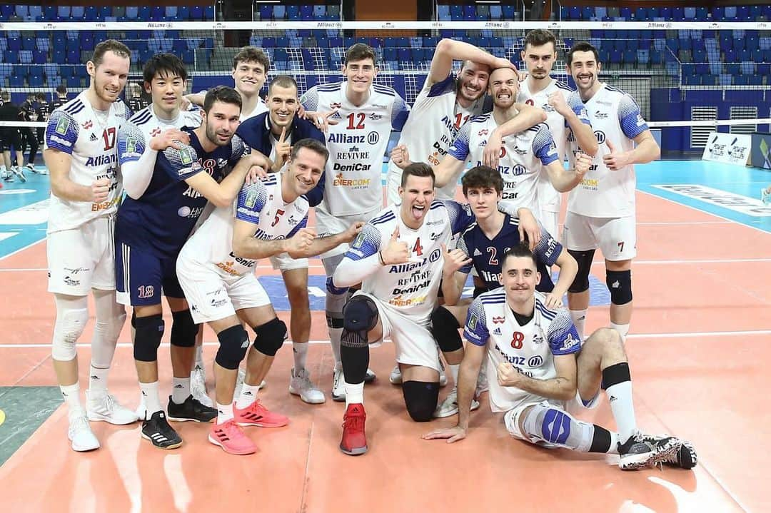 石川祐希のインスタグラム：「. .  vs Verona 3-1  プレイオフの初戦を勝ち、良いスタートが切れました❗️ そして、日本の皆さんの応援がとても力になりました❗️ ありがとうございます😌  1試合でも多く皆さんの応援写真がホームコートに飾られるように、プレイオフ勝ち進んでいきます💪  明後日は、CEV Challenge Cupの準決勝です！ 対戦相手はトルコのHalkbank ANKARA 🇹🇷  しっかりと準備してベストコンディションで臨みます🔥  @powervolleymilano  #descente #デサント #vaam #ヴァーム #asics #アシックス #italia #serieA #superlega #pallavolo  @legavolley」