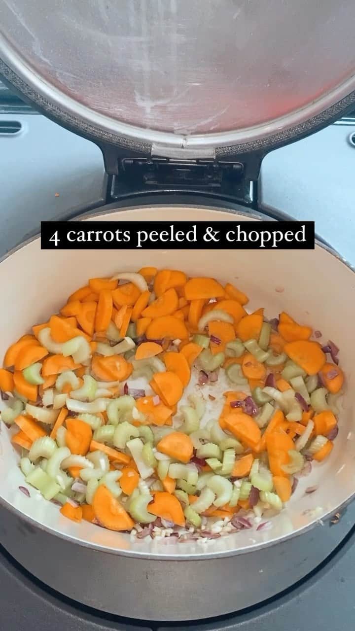 デイジー・ロウのインスタグラム：「This is my veggie chilli recipe, I love cooking this as a massive comfort food which I am really feeling at the moment. I like to serve it with mash potatoes & guacamole... add chilli to taste ♥️  you need: veggie mince (I used meatless mince) 1 white onion 1 red onion 3/4 cloves of garlic 4 carrots  Chestnut mushrooms  4/5 sticks of celery 2 tins of chopped tomatoes 1 tin kidney beans  1 tin black beans 1 tin of chickpeas  1 tin sweetcorn  Marmite Sat pepper & olive oil   I hope you enjoy it! ♥️」