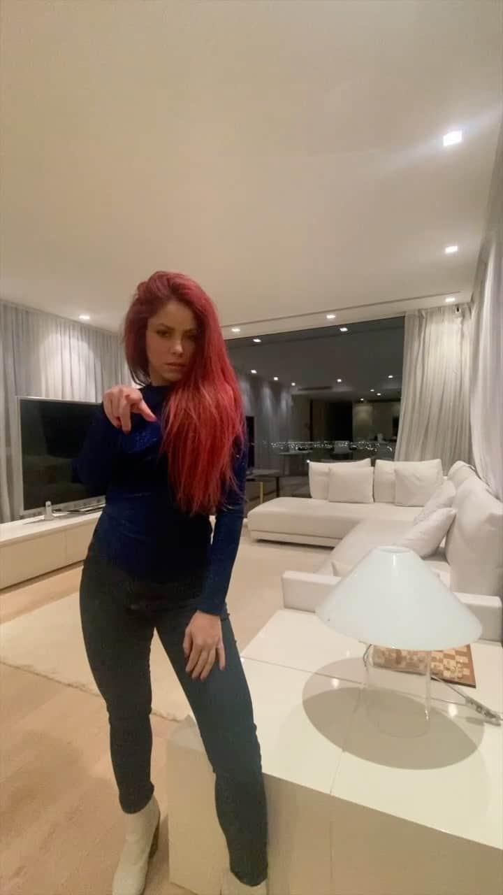 シャキーラのインスタグラム：「This is what happens after a studio session when everyone is asleep 😳!」