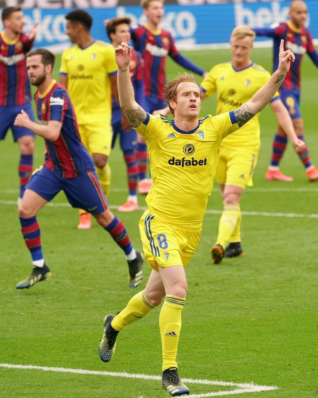 LFPさんのインスタグラム写真 - (LFPInstagram)「One point for @cadizclubdefutbol! ☝💛☝  ¡Un punto histórico, Cádiz CF! ☝💛☝  #Cadiz #AlexFernandez #BarçaCadiz #LaLigaSantander #LaLiga #YouHaveToLiveIt #HayQueVivirla」2月23日 4時30分 - laliga