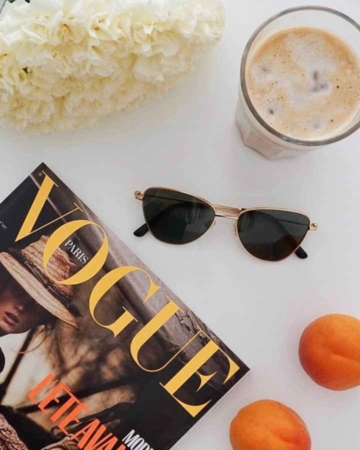 Kapten & Sonさんのインスタグラム写真 - (Kapten & SonInstagram)「Starting the day in style - but not without coffee ☕ Are you team coffee or tea? @ameliecheval31 starting the day with some reading and our sunglasses San Francisco Gold Green. 🧡 #bekapten #kaptenandson⁠ .⁠ .⁠ .⁠ #sunglasses #mornings #freshstarts #fashionable #style #fashion #spring #vibes #ootd #reading #vogue #france」2月23日 15時30分 - kaptenandson