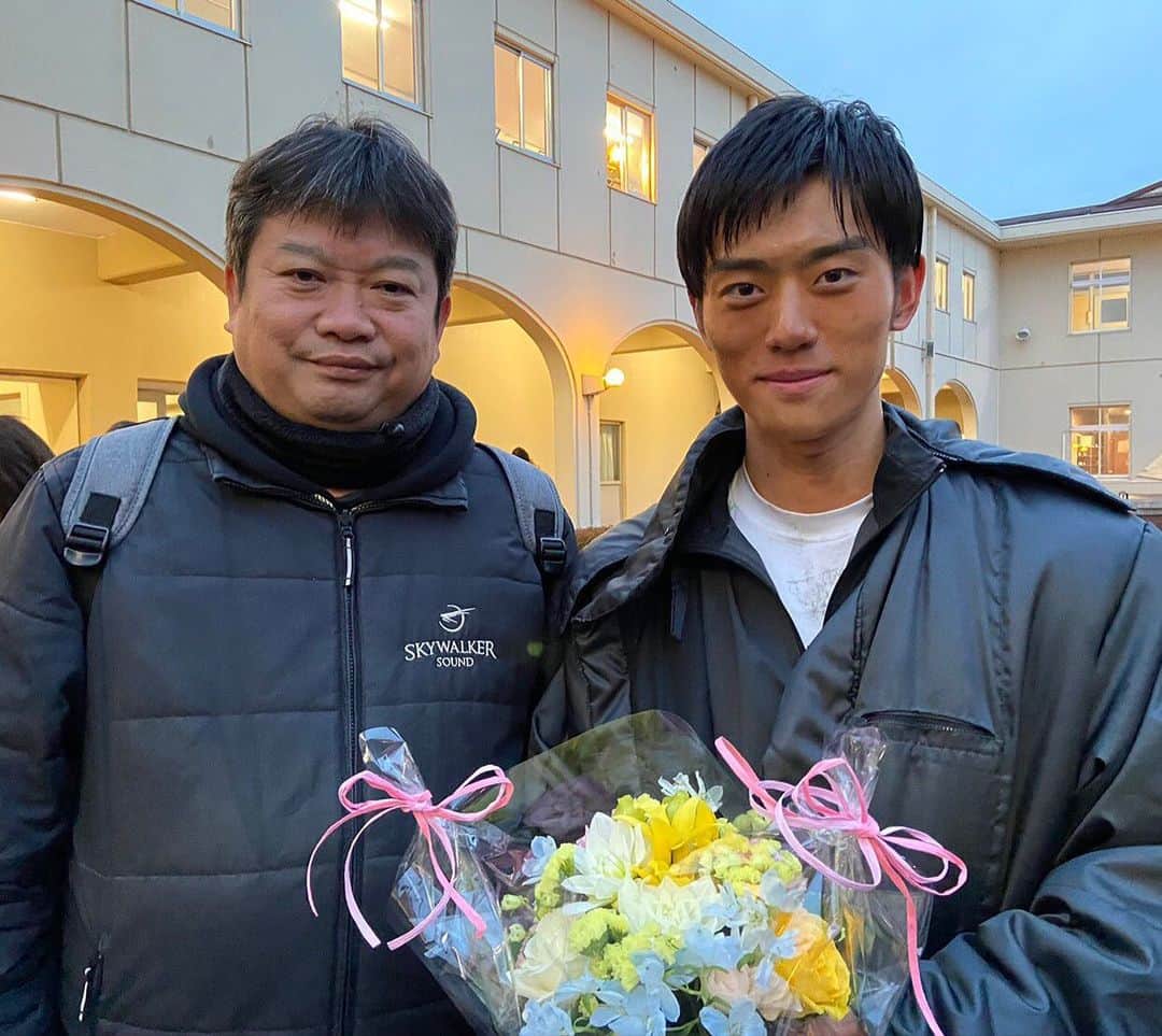 大地伸永のインスタグラム：「ブレイブ-群青戦記-  気づけば、撮影をしていた頃から1年が過ぎていました。  1年前、僕たちは間違いなく戦国時代にタイムスリップして皆んなで戦った“記憶”が身体に刻み込まれています。  この作品で感じた事、学んだ事が大き過ぎて 自分でも抱えきれないというか、 この映画を見た皆さんと分かち合って 初めて整理が付くのかなと思います。  本広監督は、映画に不慣れな自分に 「自由にやっていいよ！」と仰ってくださいました。 この言葉に救われ、そして、柏田純平という1人の人間についてより一層考えることが出来ました。 監督のもとでこの作品に携われた事がとても嬉しいです。  映画にあるセリフ「一所懸命」を胸に、皆さんと一緒に3月12日の公開を楽しみに待ちたいと思います！  #WeAreBrave #ブレイブ群青戦記」