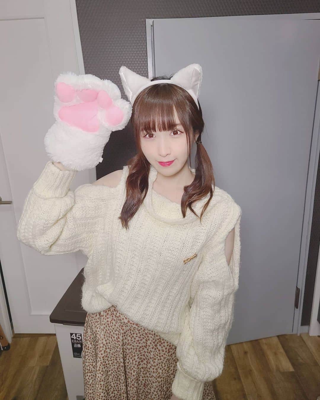 のインスタグラム：「cat😺😺😺 一日遅れの味気のない背景のにゃんこです😺 * * #ななっぷる #猫の日 #にゃんにゃんにゃんの日」