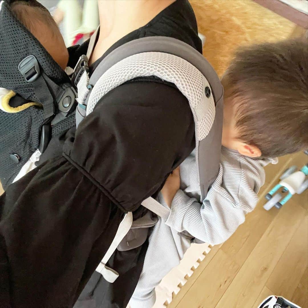 のインスタグラム：「祝日でもワンオペ！ 抱っことおんぶで寝かしつけ🥱そして寝てくれないボーイズ達🙄 頑張ろう、お母さん達っ！」