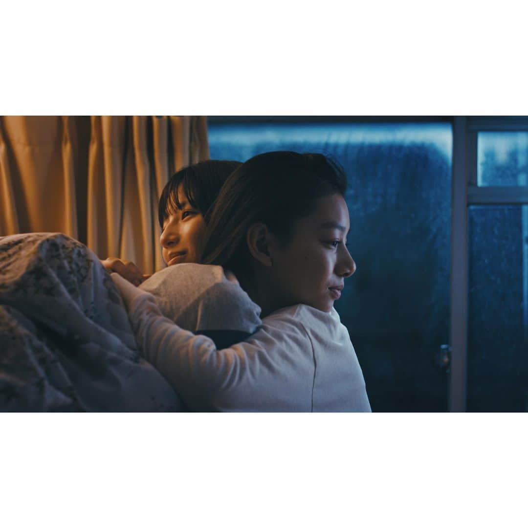 石井杏奈さんのインスタグラム写真 - (石井杏奈Instagram)「Huluオリジナルドラマ「息をひそめて」 第二話の主人公を演じました。  コロナ禍でのお話。 孤独で空っぽになった心と身体が 人の温もりによって血となり肉となり 安穏に呼吸することができました。 撮影が終わった瞬間に涙が溢れて止まらなくて ここに存在できた幸せを苦しいくらいに感じました。  コロナに、負けないよ。って強い想いを込めて。 届けーーーー😊」2月23日 13時59分 - anna_ishii_official