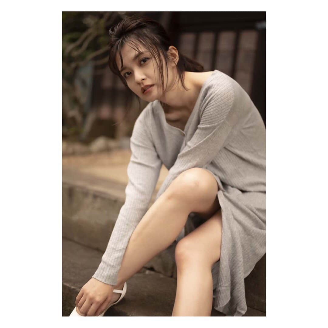 樋井明日香 さんのインスタグラム写真 - (樋井明日香 Instagram)「よければ、私の 足首と鎖骨を探してみてください。 てへ。 📸 @yayamax88  💄 @sarinakanaoka  こんな私のことも色っぽく仕上げてくれた2人に感謝🙇‍♀️❤️」2月23日 14時07分 - hinoiasuka_0108