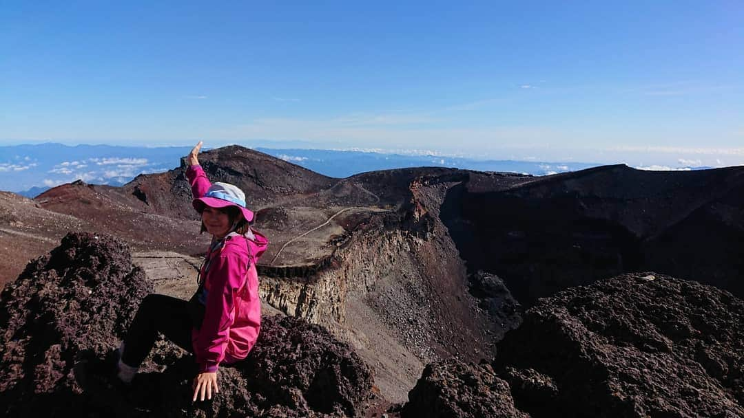 桜花のインスタグラム：「2/23 富士山の日🗻🗻🗻🍀✨  本日もナイスな１日にいたしましょ✨」