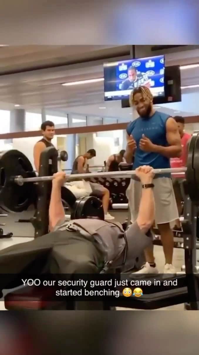 espnのインスタグラム：「Everyone was shook when the security guard started bench pressing 225 easy 😳😅 @sportscenter (🎥 @jalilkuku)」