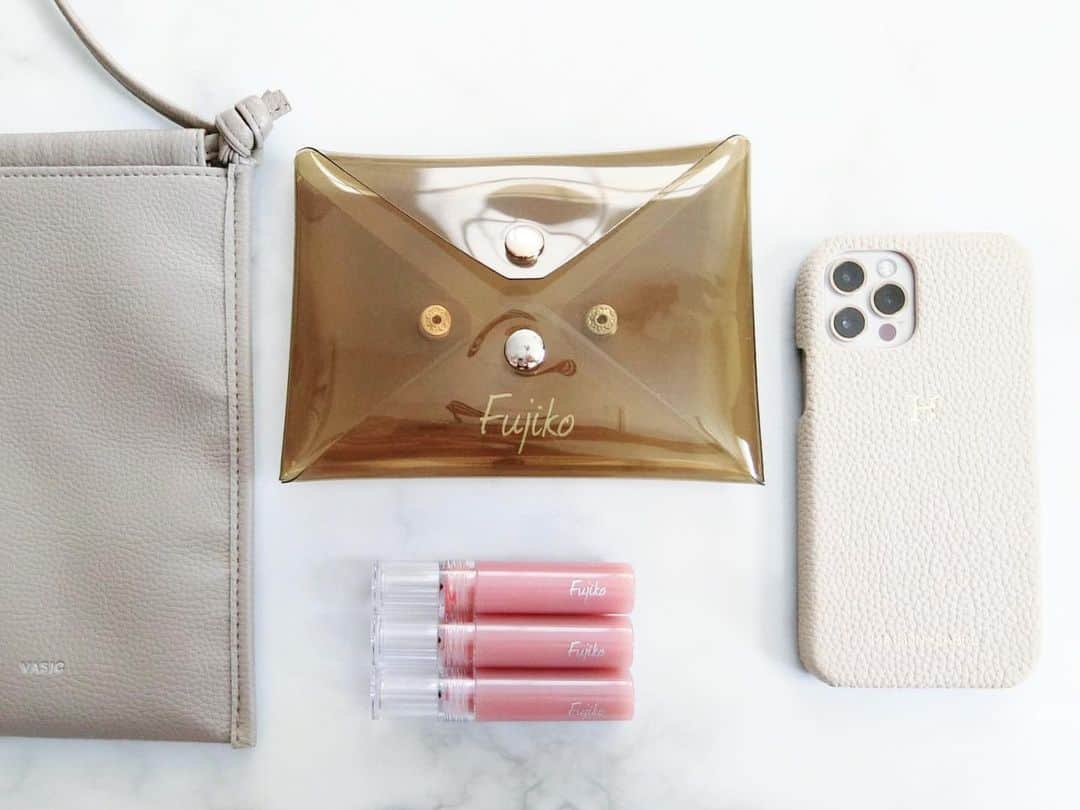 宮内ひかるのインスタグラム：「🌸👜﻿ ﻿ ﻿ ﻿ @maisondesabre 📲🌸﻿ ﻿ "H"の頭文字入りにカスタムした☺️ 落ち着いたライトベージュがかわいいし 持ったときのレザーの感触がいい  @fujiko_brand ﻿ #血色リップ　#ニュアンスリップ﻿ マスクにもつきづらい﻿ ティント処方だから家でも外でも使うよ ﻿ つやぷるで瑞々しい唇になる﻿ つみたて苺の様な甘酸っぱい香りがたまらない🍓﻿ ﻿  #iphone12proケース  #春コスメ #fujiko #ニュアンスラップティント」