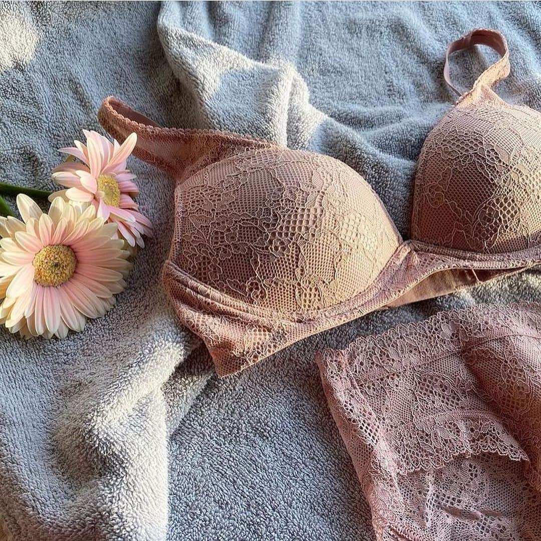 のインスタグラム：「ワイヤレスブラに、可愛い革命👙  話題のワイヤレスブラ、チェックしてますか⁉️  #ワイヤレスブラシェイプリフト   今までにない、新しいワイヤレスブラ。  可愛いとキレイと楽！が全て叶う、魔法のブラです🧙‍♀️🪄  とっても可愛い総レースのショーツも新登場😍❤️  ブラは1,990円+税 、ショーツは590円＋税と、とってもリーズナブル😳  ※詳細は画像のタグでチェックしてね💋   @manahosokawa さんのIGに、素敵なコーデがたくさんありますよ。素敵な写真をありがとうございます。✨ （photo by @manahosokawa ）  ユニジョの皆さん  ユニクロコーデには → #uniqloginza2021ss を付けてね🙇      #ユニクロコーデ  #ワイヤレスブラ #ランジェリー #ユニクロ新作  #インナー#ブラ#ブラジャー  #ユニクロの輪 #広がれユニクロの輪 #カジュアルコーデ #UNIQLO #UNIQLOGINZA #FASHION #outfit #ootd  #ユニクロ #ファッション #coordinate #ユニジョ#uniqloginza置き画くら部」