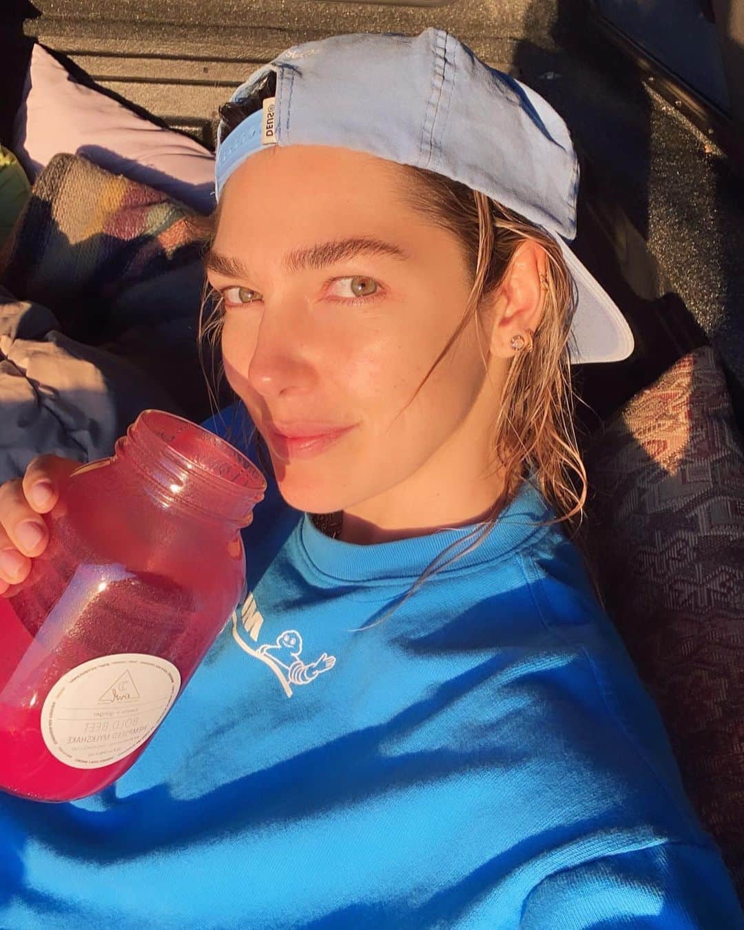 アシュリー・ハートのインスタグラム：「I landed back in LA, and although the beach and sunshine feels so good,  I am feeling borderline overwhelmed with changing gears. I am coming from a space of contemplative thoughts, moving slow, hibernating in a snow storm, and cooking warm comfort food, to being around so many people, tending to work commitments, and attending activities and events. The contrast is so distinct which is part of what can make our experiences so rich, however, I find if I don’t stay on top of my self practice which keeps me balanced, this rich experience can snowball into anxiety and overwhelm.  I'm so aware of cycles lately: our internal ones, the seasons of nature, this need for hibernation and then desire to come back out into action, to see and to be seen. They are happening all the time within everyone and everything.  I used to fight against the cycles and felt guilt for not being able to show up for other people, my social channels, my physical activity or just the things that, during other cycles, were so exciting. Now I listen. I'm learning to honor and understand my body, these cycles, and these natural systems that exist for a reason. They all fuel and feed each other. When we move with them, true ease, flow, and miracles come. I'm realizing more than ever the importance of having a structure and a committed practice that centers me and allows me to check in. It helps to know where I am at, what is required of me, and how to best move between these constantly changing seasons with ease. This week my flight back to LA played a part in jolting me into shifting gears. To stay grounded I leaned on my self practices. I jumped in the ocean for a refresh to cleanse and align my system which always helps me reset. I also decided to recommit to doing yoga daily, along with my meditation practice. This is a hard one when life feels so busy, but I find these practices make my actions more aligned and purposeful which makes me more efficient, so time is not an issue. I’m also doing a reset cleanse from @owlvenice to support myself in this gear shift. Food is one of the most powerful ways to align with any kind of change seasonally, or in our lives. Continue in comments 🤓」