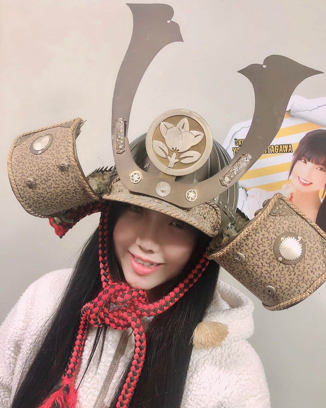 北川愛乃さんのインスタグラム写真 - (北川愛乃Instagram)「おじいちゃんとおばあちゃんが お兄ちゃんの初節句の時に 作ってくれた兜になります✨  真鍮がメインの材料だそうです♪ 家紋も彫っているんですよ(๑˃̵ᴗ˂̵) 被らせてもらったのですが すごく重たいです😬  #兜 #初節句 #真鍮 #手作り #おじいちゃん #おばあちゃん #侍」2月23日 14時16分 - kitagawayoshino