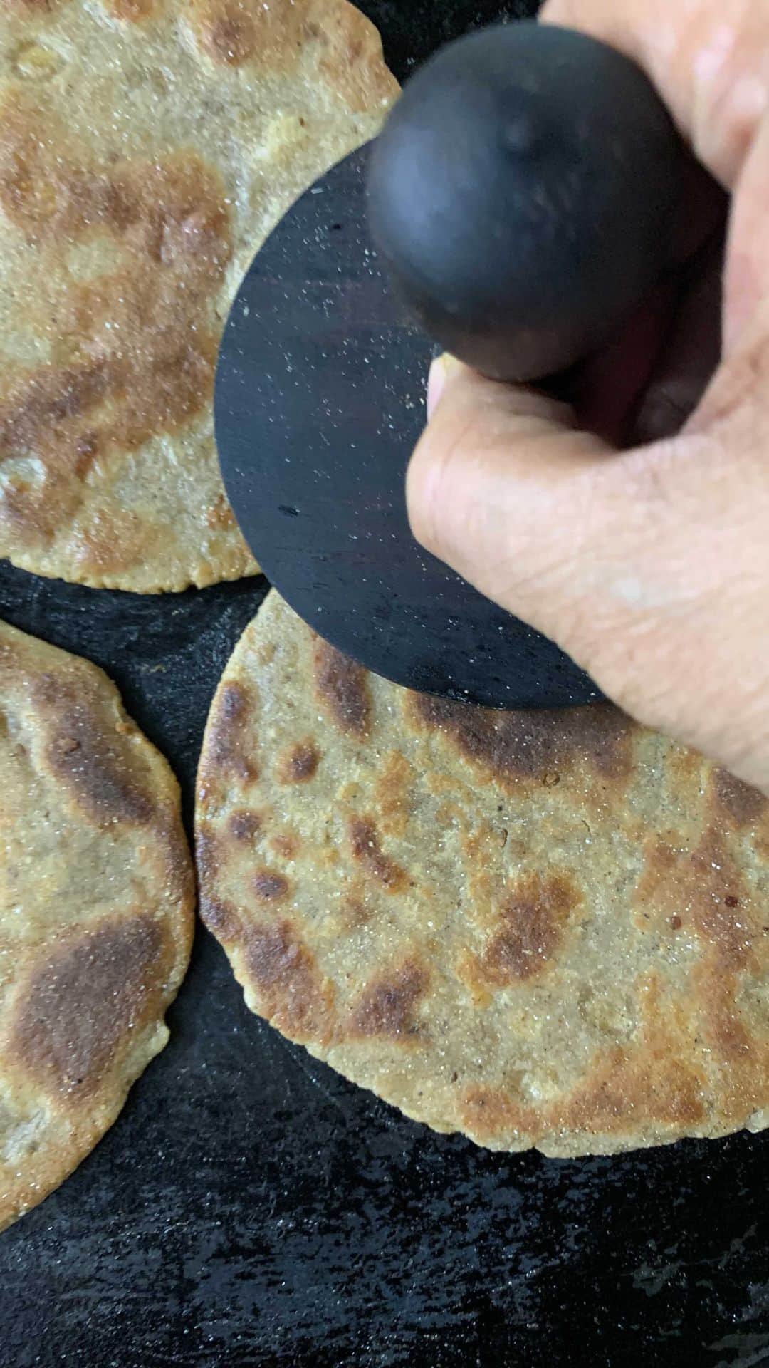 Archana's Kitchenのインスタグラム：「Multi millet and whole wheat bhakri for lunch - along with Lauki chana dal and cabbage Poriyal ! #millets #food #healthylifestyle #healthyfood #archanaskitchen #recipes #cooking #indianfood」