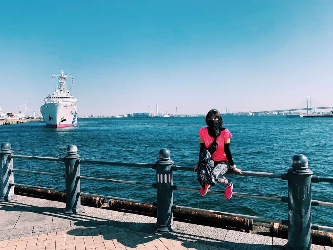 永吉明日香のインスタグラム：「YOKOHAMA Run⛴💙 やっぱりランニングはいい！！スッキリするぜ〜〜 横浜マラソンでもここ走ったなあ。 今年はどこかフルマラソン参加できますように🙏🏃‍♀️ その時は絶対4時間切るぞ。 強風で後ろにひっくり返って海に落ちないかヒヤヒヤショット📷🐟 #running#サブ4への挑戦」
