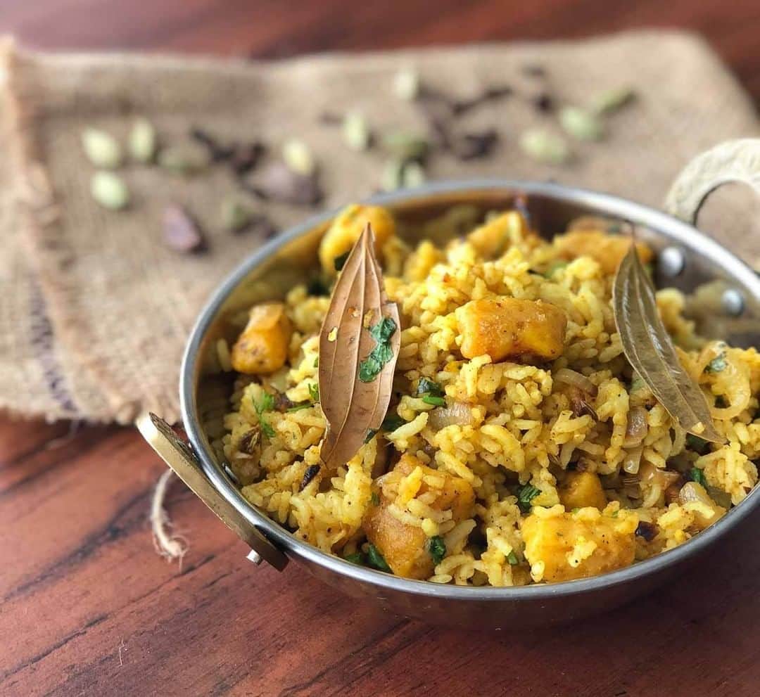 Archana's Kitchenのインスタグラム：「This Rajasthani Gatte Ka Pulao is a delicious Tawa Pulao tossed with spices and Gatte. Serve it along with Panchmel Dal, Phulka, and Boondi raita for a delicious family lunch or dinner. This Pulao is easy to be packed into a lunch box as well.  Search for the recipe “Rajasthani Gatte Ka Pulao” in our app. Link to the app in the bio @archanaskitchen . . . . . . #recipes #easyrecipes #lunch #pulao #lunchtime  #archanaskitchen #northindianrecipes #northindianlunch  #healthyeating #highprotein #eatfit #cooking #food #healthyrecipes #foodphotography #recipeoftheday #comfortfood #deliciousfood #delicious #instayum #food #tandoori」
