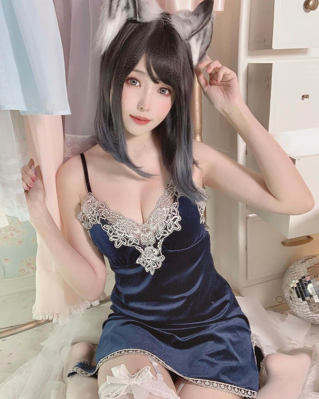 Elyさんのインスタグラム写真 - (ElyInstagram)「Left or right or both?🥰 Full set order ►check my bio 今天的左邊👈還是👉右邊？或是都⋯？！  台灣預購26號截止喔！🥰  #elycosplay #photobook #dailyely #elydaily #blessed #写真集 #cosplay」2月23日 14時29分 - eeelyeee