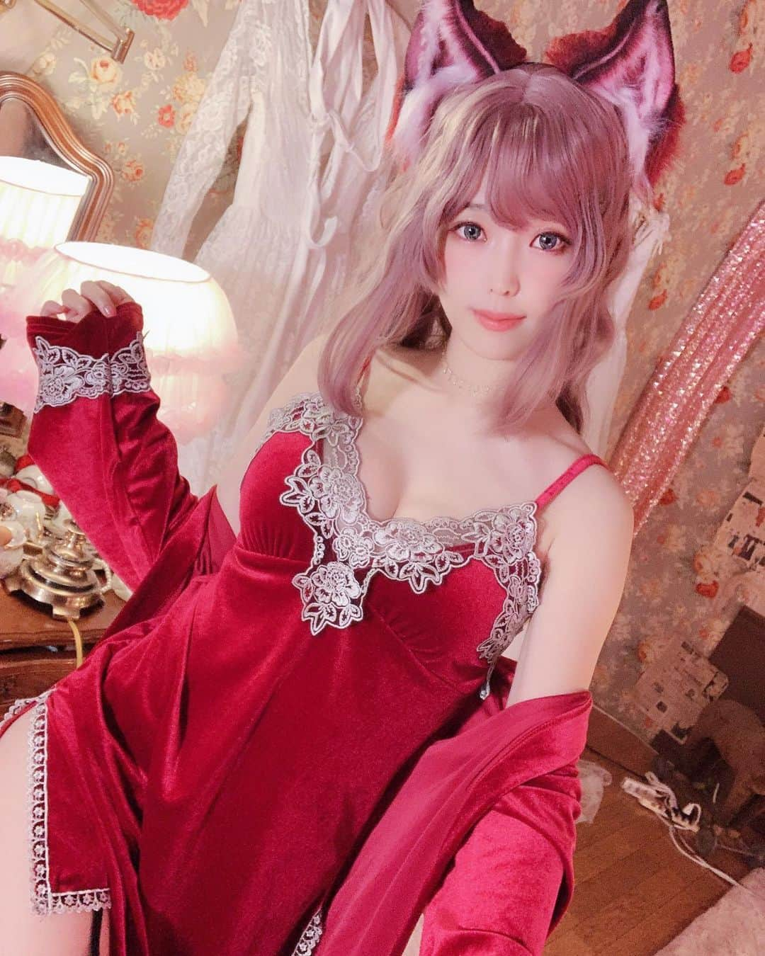 Elyさんのインスタグラム写真 - (ElyInstagram)「Left or right or both?🥰 Full set order ►check my bio 今天的左邊👈還是👉右邊？或是都⋯？！  台灣預購26號截止喔！🥰  #elycosplay #photobook #dailyely #elydaily #blessed #写真集 #cosplay」2月23日 14時29分 - eeelyeee