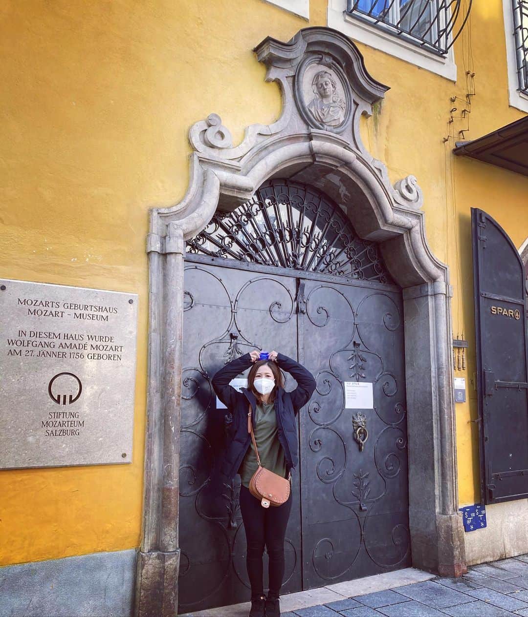 梅原玲奈のインスタグラム：「Take a picture with Mozart chocolate in front of the Mozart's birth place🏠  #tourist  #salzburg  #うめさんぽ #モーツァルト  #mozart #やりたかっただけ #親父ギャグ  #観光客」