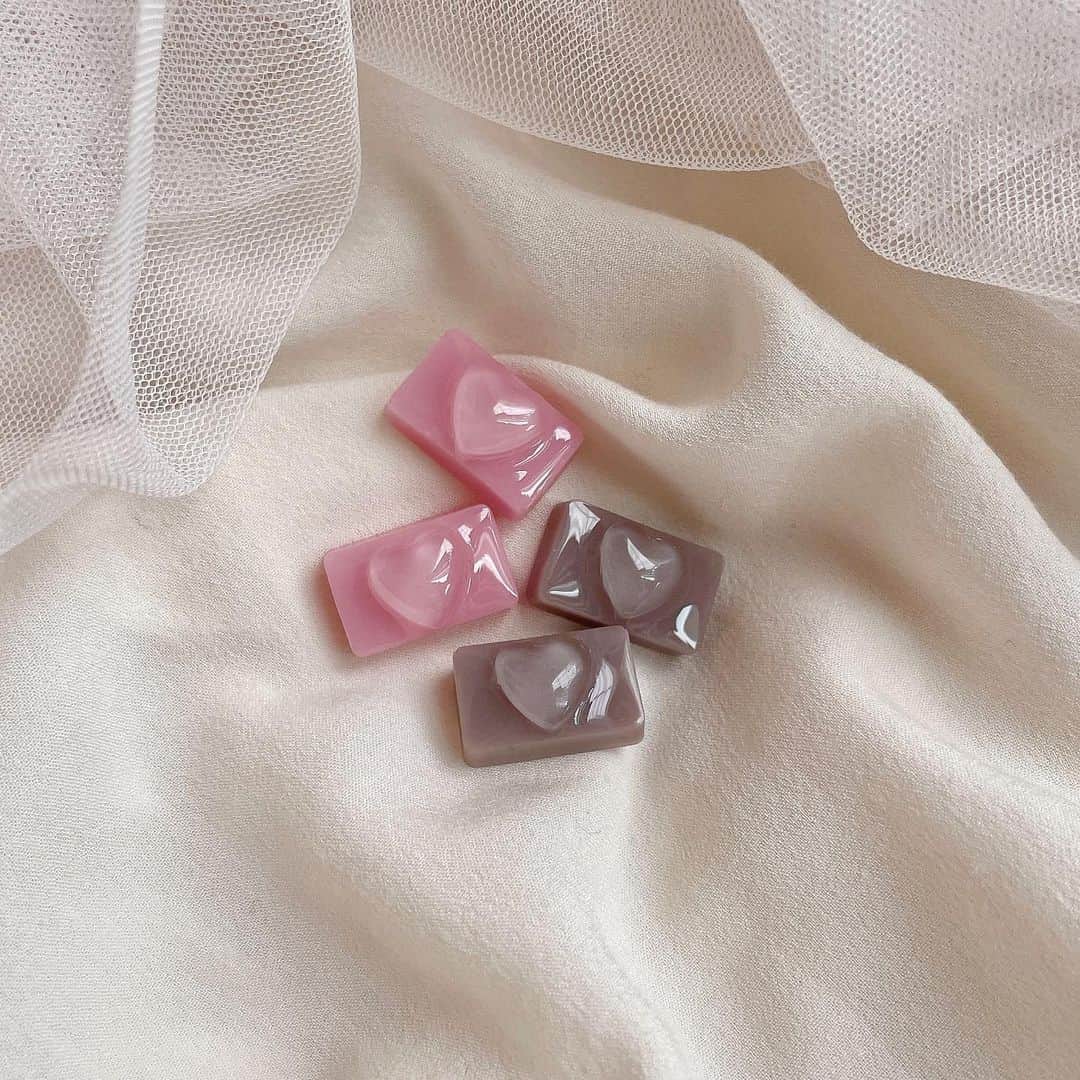 みらんのインスタグラム：「・ クリアのハートをのせたら 可愛くなった♡🍫 ・ #ハンドメイド #レジン #レジンアクセサリー #レジンクラフト #レジン作家 #handmade #handmadeaccessory #resinart #resin #resincraft  #earrings #手作り #おうち時間」