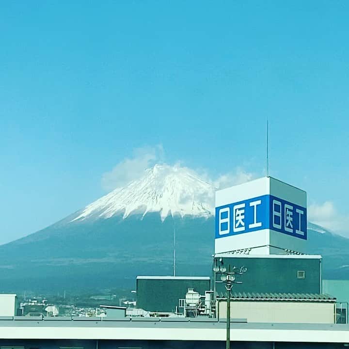Shinnosukeのインスタグラム：「今日は富士山の日なんですってね。  #mtfuji #富士山 #新幹線 #左側」