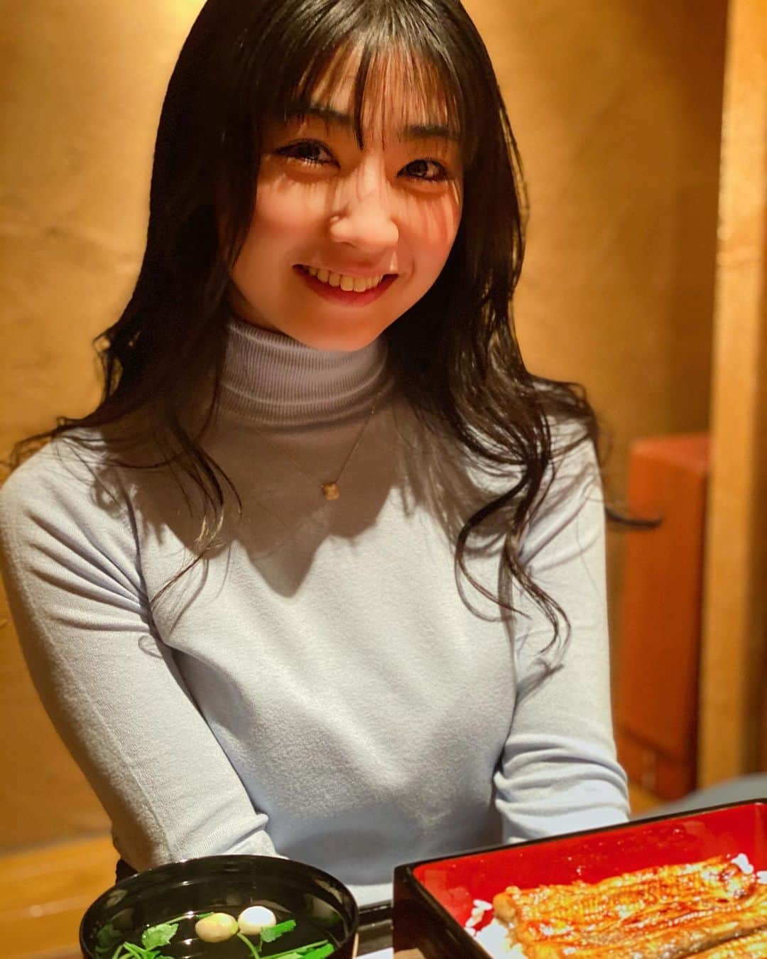 永井里菜のインスタグラム：「. . いつもの宗庵はお休みなので、お久しぶりにお部屋で鰻重😋💕✨ 今日も幸せです。 . #日本橋伊勢定本店」