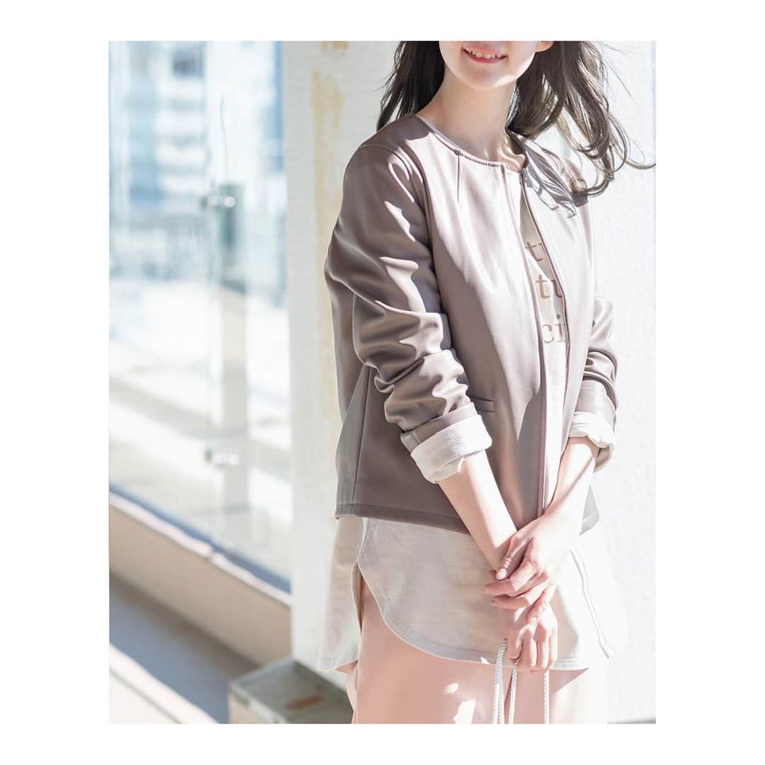 NATURAL BEAUTY BASICのインスタグラム：「春の新作が充実してきました。 オフィスワークだけでなく、テレワークなど仕事の環境も以前に比べ幅広くなっている今、着回し力のある優秀アイテムを厳選して、春のクローゼットを整えたい…。  2月のInstagramでは、NATURAL BEAUTY BASICスタッフが厳選したアイテムの着回しコーデをご紹介します♪  2/23 tue - フェイクレザーブルゾン  今日はフェイクレザーブルゾンで春コーデ♪ 暖かい日差しで春意識が高まるこの頃…ハンサムな印象のフェイクレザーブルゾンは軽めの羽織としてこれからの季節便利な1枚！ 明るいモカブラウンならソフトな雰囲気でオフィスにもおすすめです。休日なら、ロゴTで外しながらピンクのパンツで甘さをひとさじ。 メリハリの効いた大人カジュアルコーデを楽しんで♪  明日はフェイクレザーブルゾンの着回しをご紹介します！  Credit ★印：着用カラー  ブルゾン 1155211　￥8,250 tax in Color:ブラック/グレージュ/モカブラウン★ Size:S/M/L  Tシャツ1163280　￥4,400 tax in Color:チャコール/オフ/ベージュ★ Size:M  パンツ 1130211　￥8,800 tax in Color:アイボリー/ピンク★/ネイビー Size:XS/S/M  バッグ 1181270　￥8,800 tax in Color:ホワイト/ゴールド★  シューズ 1185201　¥6,600 tax in Color:ライトグレー★/ベージュ　 Size:M/L  #ナチュラルビューティーベーシック #NATURALBEAUTYBASIC #略してNBBです #NBB #NBBコーデ  #NBBスタッフ着回しコーデ #着回しコーディネート #大人カジュアルスタイル #パンツスタイル #レザージャケット #オーガニックコットン #明日はブルゾンの着回し #156cm #今日のコーデ #明日のコーデ #2021February」