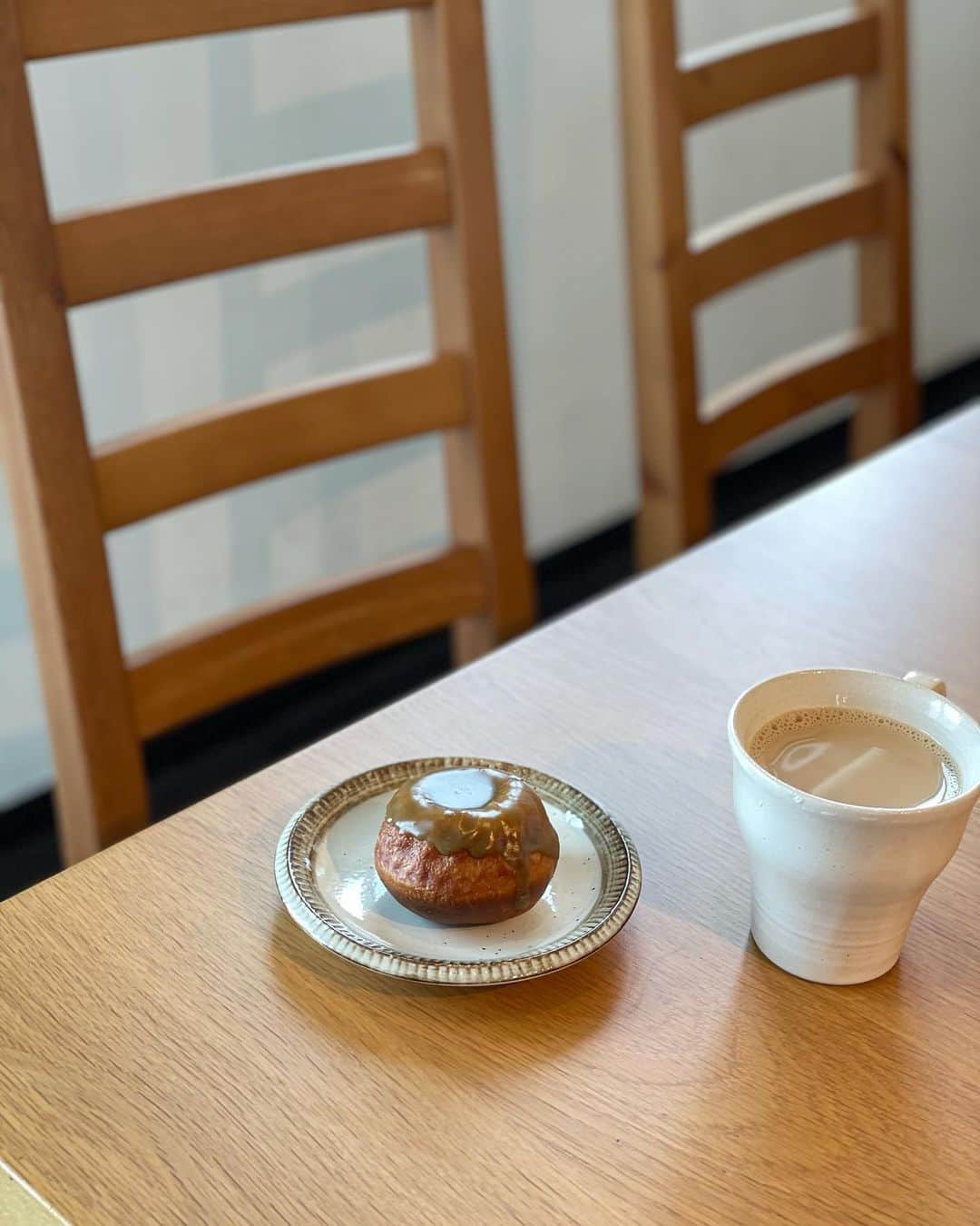 板橋瑠美さんのインスタグラム写真 - (板橋瑠美Instagram)「おしゃCafe  in北海道♡﻿ ﻿ ﻿ ﻿ 美唄市のタクシーで連れてってくれる、お菓子ツアーに最終日にさせてもらい﻿ とても、素敵なカフェへ行けました💕﻿ ﻿ ﻿ ストーリーでめちゃくちゃ載せちゃったのですが、﻿ ほんとどこのお菓子屋さんも美味しそうでめちゃ買っちゃったwww﻿ ﻿ ﻿ でもここでしか食べられないって、いうのに弱いからついついお土産と自分用に買っちゃった❤️w﻿ ﻿ ﻿ ﻿ 地元の方の知る人ぞ知る、6箇所のスイーツ系のお店に色々回れて、 ほんと楽しいツアーでした♡﻿ ﻿ 自分たちだったら絶対通り過ぎてたり分からなかっただろうしw﻿ ﻿ ﻿ ﻿ ﻿ ストーリーにも、北海道の方々がたくさんコメントくれました💕﻿ ﻿ ﻿ ﻿ ﻿ ﻿ ちょっと北海道ご飯や、スイーツが美味しくて、ぶたさんになってきたのでꉂ笑꒱﻿ ﻿ これ食べ終わったらしっかりダイエット開始します！！w﻿ ﻿ ﻿ ﻿ ﻿ ﻿ ﻿ #北海道　#北海道美唄市 #美唄　#北海道スイーツ#北海道ご飯 #北海道最高﻿」2月23日 14時46分 - rumi_official_0616