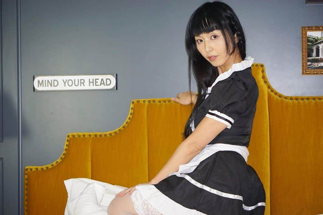 まりかのインスタグラム：「Mind your head🤪🤪  ＃疲れた #maid #メイド #まりか #maricahase #japanesegirl #model #cancersurvivor  #penthousepet  夕飯は食べた。  photo by @donnysinsxx」