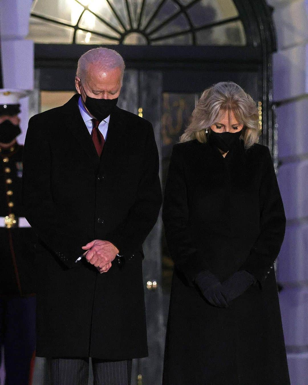 Just Jaredさんのインスタグラム写真 - (Just JaredInstagram)「President Joe Biden, First Lady Jill Biden, Vice President Kamala Harris, and Second Gentleman Doug Emhoff held a candlelight vigil at the White House on Monday evening to pay their respects to the 500,000 American lives lost to COVID-19. #JoeBiden #KamalaHarris #JillBiden #DougEmhoff Photos: Getty」2月23日 14時47分 - justjared