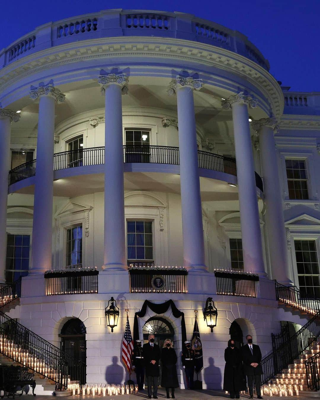 Just Jaredさんのインスタグラム写真 - (Just JaredInstagram)「President Joe Biden, First Lady Jill Biden, Vice President Kamala Harris, and Second Gentleman Doug Emhoff held a candlelight vigil at the White House on Monday evening to pay their respects to the 500,000 American lives lost to COVID-19. #JoeBiden #KamalaHarris #JillBiden #DougEmhoff Photos: Getty」2月23日 14時47分 - justjared