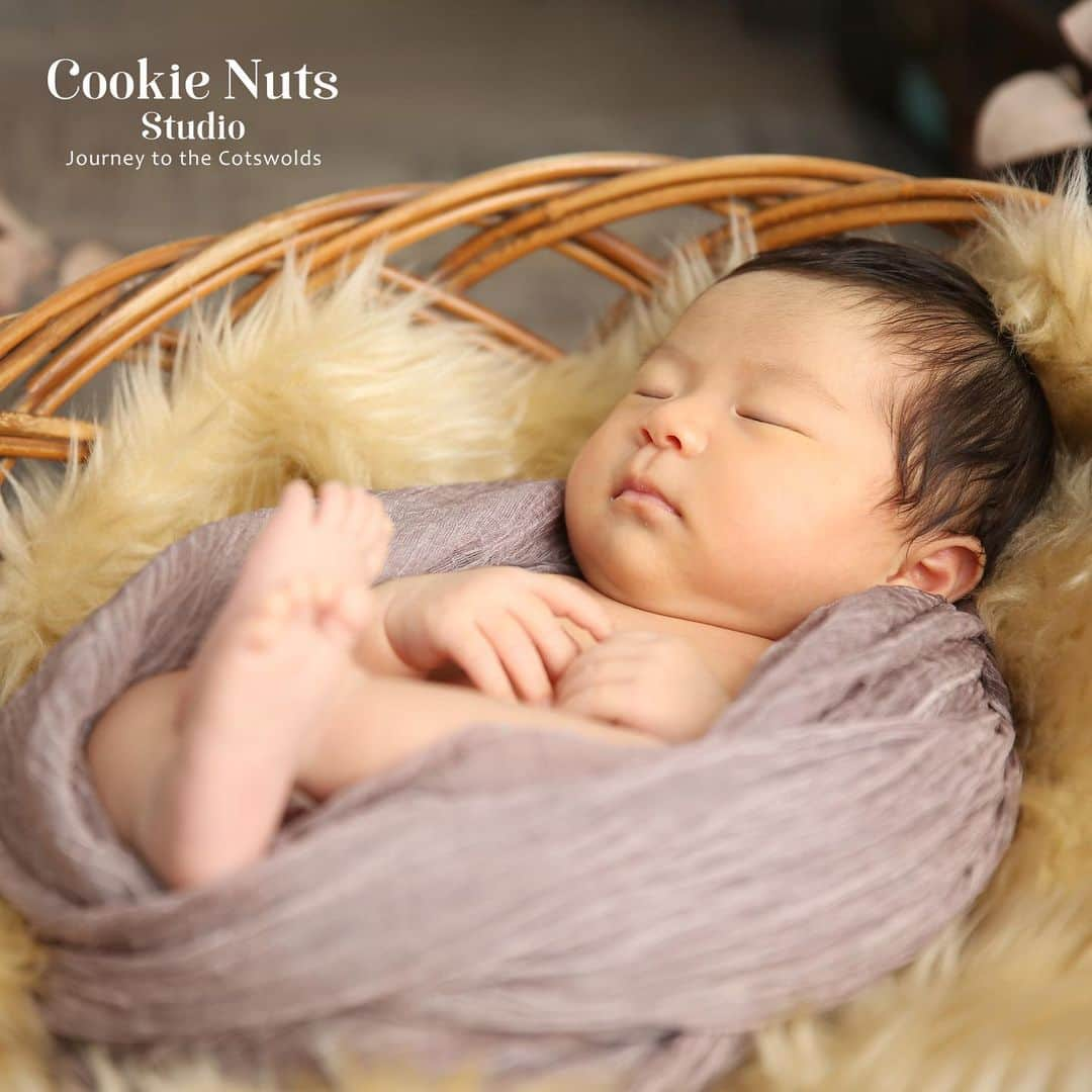 bonbon by cookienuts Photo studioさんのインスタグラム写真 - (bonbon by cookienuts Photo studioInstagram)「すやすや眠るニューボーンフォトは生後2週間までがおすすめです＾＾  手足がきゅっとなるように巻いてあげると安心してよく眠ってくれるんです♪  心地の良いホワイトノイズの音楽を流したり、スタジオも通常より暖かく設定したりと実はこの1枚を撮影するにもこだわりが詰まっています🍀  詳細はこちら⇒(@bonbon_cookienuts)  #クッキーナッツスタジオ #ニューボーン #ニューボーンフォト #写真スタジオ #写真館 #撮影 #cookienuts #cookienutsstudio #お宮 #お宮参り撮影 #ふにゃふにゃ新生児 #生まれて2週間 #はじめまして赤ちゃん #ニューボーンフォト神奈川 #ニューボーンフォト横浜 #ぐっすり #眠って #撮影出来ます #マタニティフォト撮影 #平日がオススメ #幸せ時間」2月23日 14時41分 - cookienuts_kashimadaten