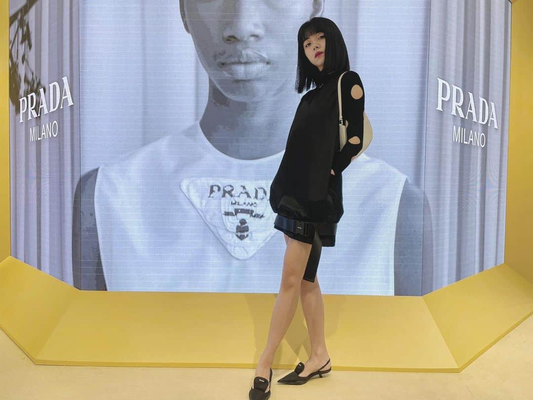 池田エライザさんのインスタグラム写真 - (池田エライザInstagram)「Prada Symbols  ラフシモンズとPRADAの共同作品。エクスクルーシブで近代的でありながら、日常に馴染む素敵なデザインばかりでした。 環境に配慮されたリナイロンも🤍」2月23日 14時41分 - elaiza_ikd