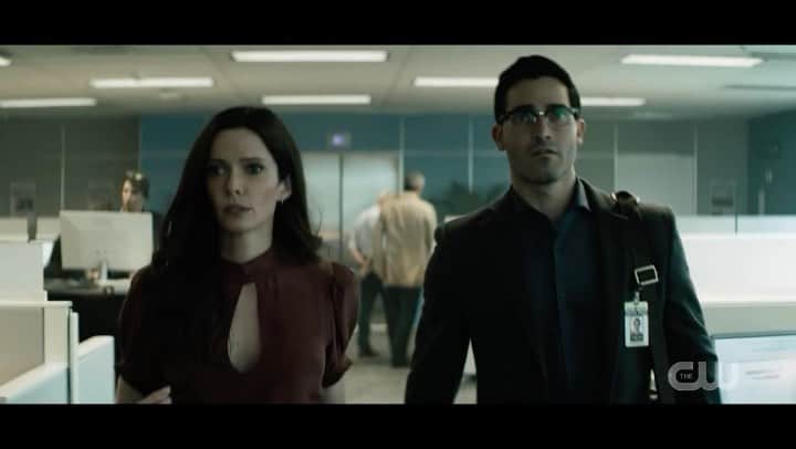 デヴィッド・ジュントーリのインスタグラム：「Superman & Lois premieres in less than 24 hrs. Extremely proud on my wife @bitsietulloch & all of the others who made this show happen. It is beautiful.  #supermanandlois」