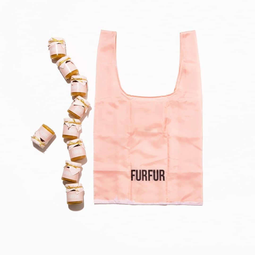 ファーファーのインスタグラム：「【RECCOMEND】  FURFURのブランドロゴをあしらった、 オリジナルエコバッグ。  ショッパーをイメージしたピンクカラーで どんなスタイリングにも合わせて持ち歩けるのが嬉しい。  ecobag ¥2,000＋tax  オンライン¥1,000クーポンは本日まで。 ぜひオフィシャルオンラインサイトをご覧下さい。  @furfur_official @furfur_official_staff  #FURFUR #ファーファー」