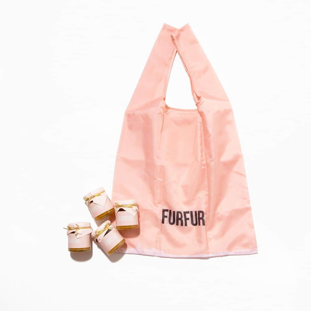 ファーファーのインスタグラム：「【RECCOMEND】  FURFURのブランドロゴをあしらった、 オリジナルエコバッグ。  ショッパーをイメージしたピンクカラーで どんなスタイリングにも合わせて持ち歩けるのが嬉しい。  ecobag ¥2,000＋tax  オンライン¥1,000クーポンは本日まで。 ぜひオフィシャルオンラインサイトをご覧下さい。  @furfur_official @furfur_official_staff  #FURFUR #ファーファー」