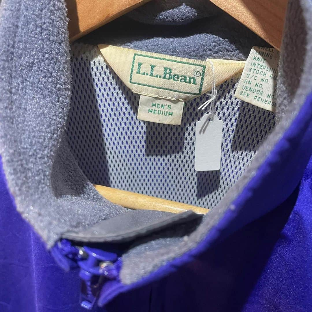 Dickies_projpのインスタグラム：「-USED- LL BEAN TRACK JACKET  LL BEANにしては珍しいスポーティーなトラックジャケットです。これからのシーズンにカバンに1枚忍ばせて置くと夕暮れ時に大活躍な厚さのジャケットです。配色にプラスしてリフレクター使いが今ぽいナウさでオススメです！  着丈/69cm 身幅/57cm 裄丈/82cm 表記サイズM  プロフィールLINKにあるweb shopより購入も可能ですので宜しくお願いします♬  本日2/23(火祝)はイレギュラー営業で早めなオープンで15時〜20時での営業ですので宜しくお願いします。  ↓店舗情報↓  Used Clothes & Books Shop 渋谷生業  渋谷区神南1-11-5 304 03-6427-8751  通常営業日時/火、水、木の17時〜20時  上記日時以外での来店は、予約制での受付けとなりますのでDMにてアポイントお願いします。  #渋谷生業 #ナリワイやーて〼 #古着屋 #vintageshop #渋谷 #原宿 #神南 #古着 #古本」