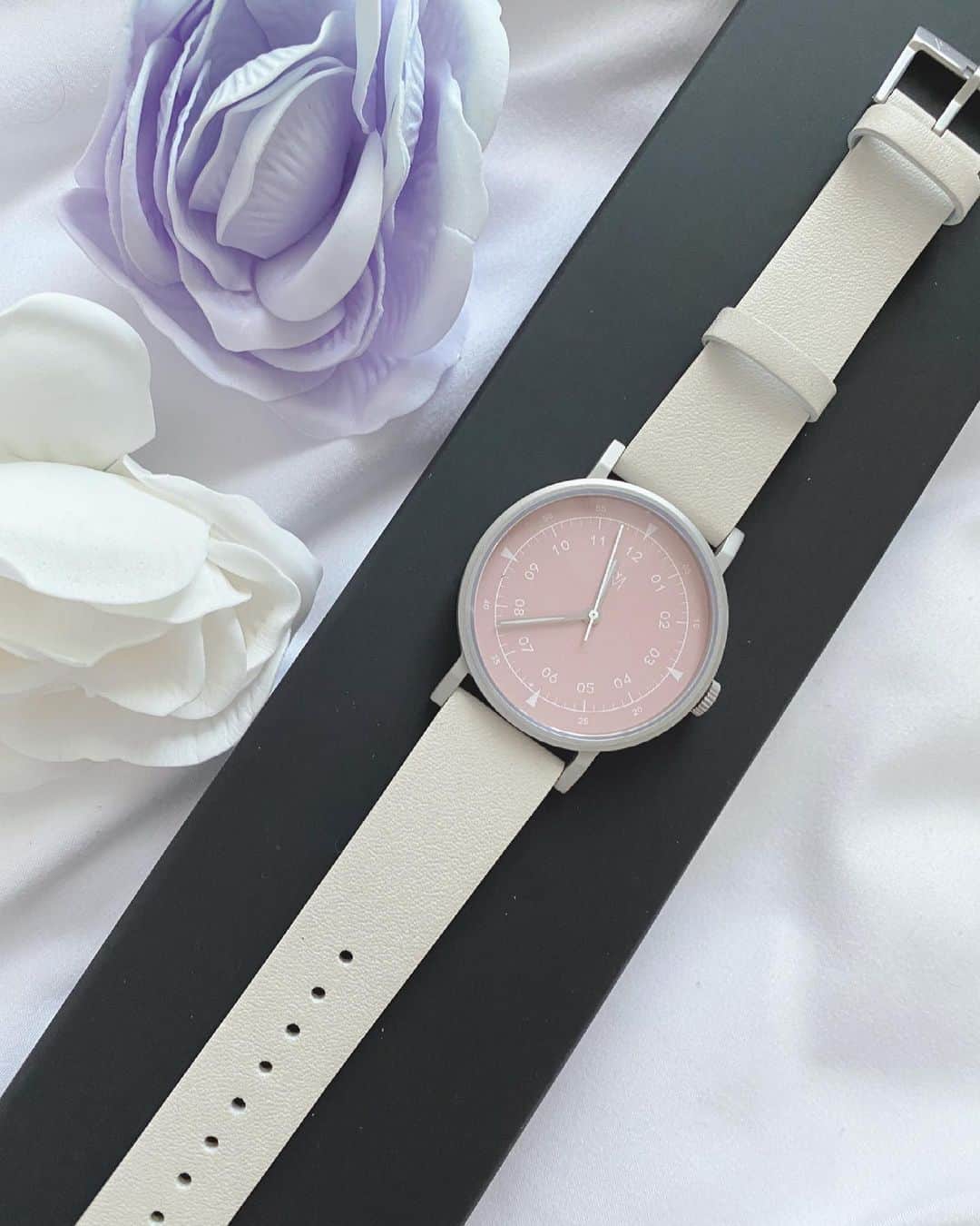 のインスタグラム：「. 腕時計⌚ @mavenjapan  . クーポンコード「hitombo87」使用で 全品10%offになります♥ . 私が選んだ時計はMUS-04 春らしくてかわいい🌸 バレンタインのお返しとかにもいいかもね♬︎♡ . . #嶋村瞳で割引 ⬅️ここタップ #マベン #マベンウォッチズ #時計 #腕時計 #クーポン #割引 #割引コード #モデル #mavenwatches #watch #watches #cute #fashion #discount」
