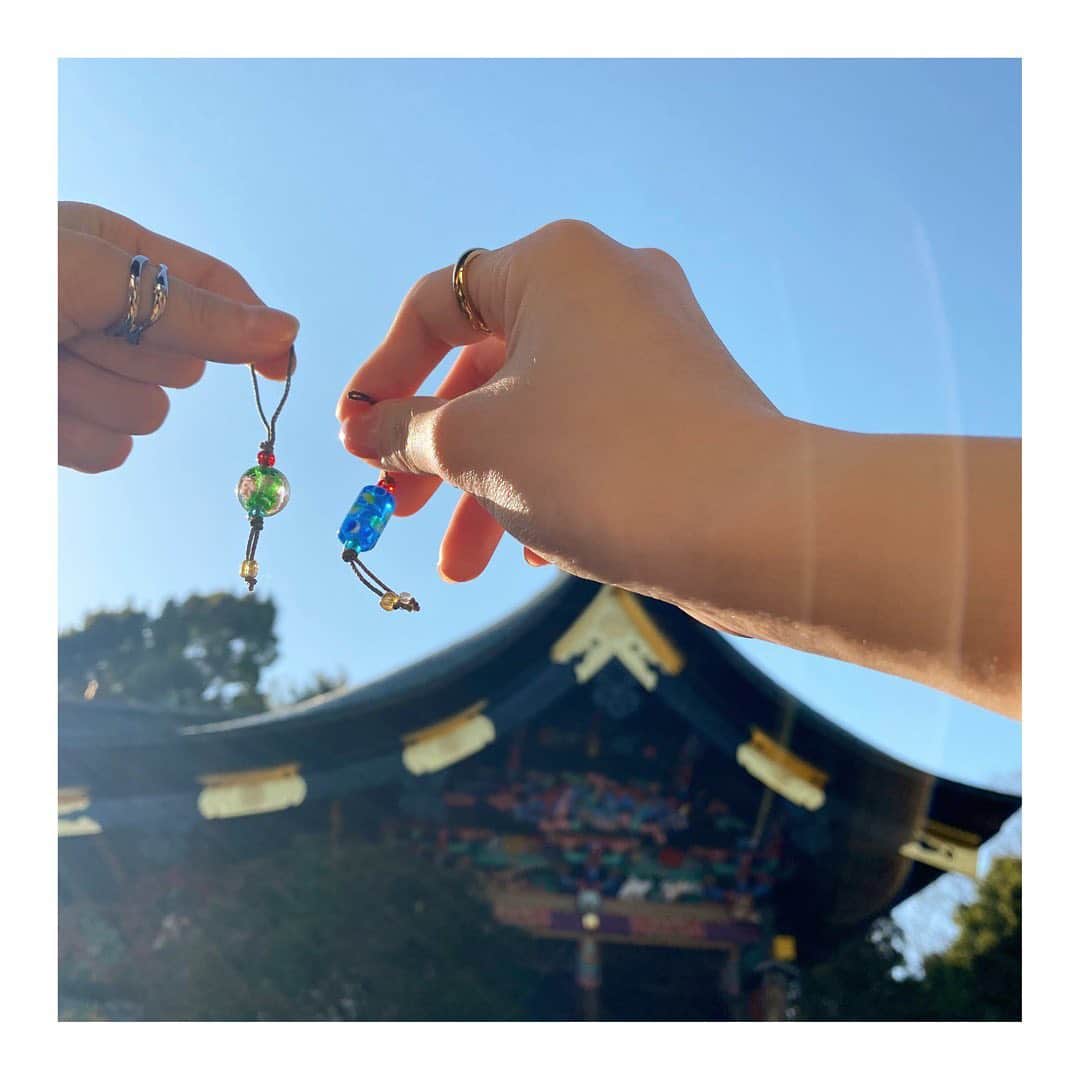 横島ふうかのインスタグラム：「予定になかったけど、秩父神社行く途中、パレオエクスプレスみれた🌱   この日はきれいな青い空で、とんぼ玉みくじと一緒に⛩☁️」