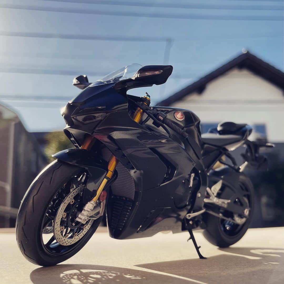 小森高博のインスタグラム：「CBR1000RR-R マットパールモリオンブラック完成〜。 #TAMIYA」