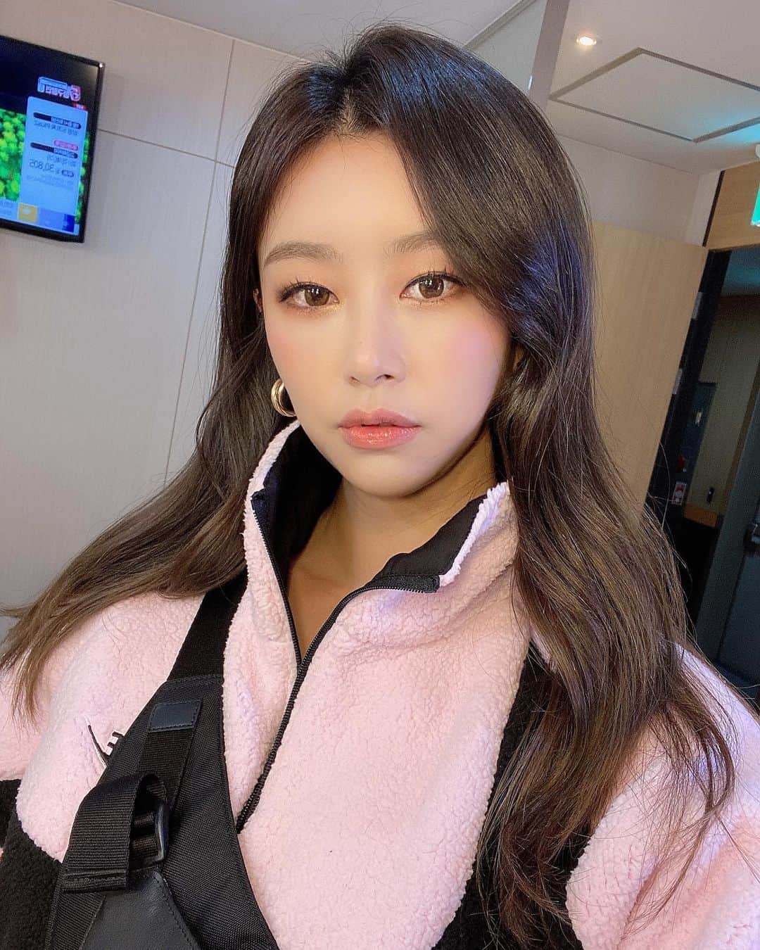 イ・ナリのインスタグラム：「#출근룩 #핑크룩 #뉘신지 ..  #핑꾸핑꾸💕#내옷 #편한게최고 #추리닝에풀셋팅  #화장잘됬는데 #갈데없구집에가야지」