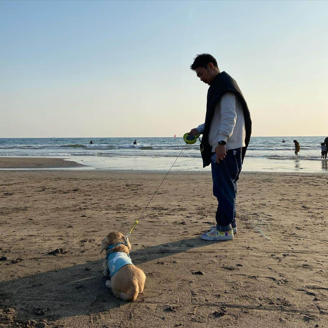 小林 ディスカスさんのインスタグラム写真 - (小林 ディスカスInstagram)「ロックも最初は海ではしゃいでいたのに、 海水がしょっぱい事に気付いて、 海が苦手になりました…🐶😑😑😑🌊  おそらく、 もう忘れているので、 また連れて行こう🙋🏼‍♂️笑笑  #tokyo #japan #fashion #beauty #鎌倉 #由比ヶ浜 #江ノ島 #海 #海が好き #love #dog #ミニチュアダックス #ペットは家族 #動物虐待は犯罪です #殺処分0の社会を目指して #東京」2月23日 15時08分 - discus_kobayashi