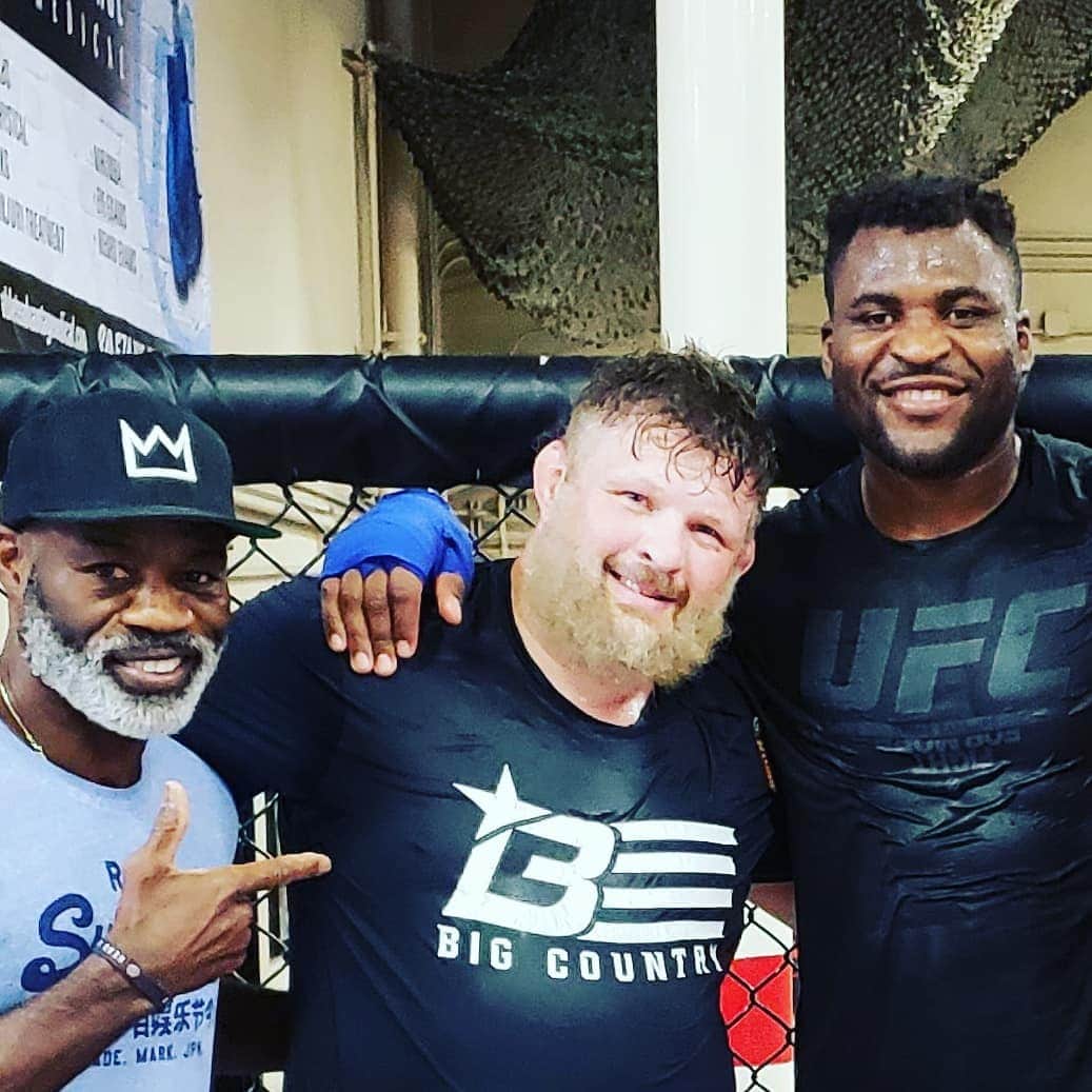 のインスタグラム：「Monday Mailbag! Hwy fights can change with one punch! That is why you always watch from 1 punch to the next.   Who do you think the next hwy champ? 🏆   Besides @francisngannou 😉💰👍🤞」