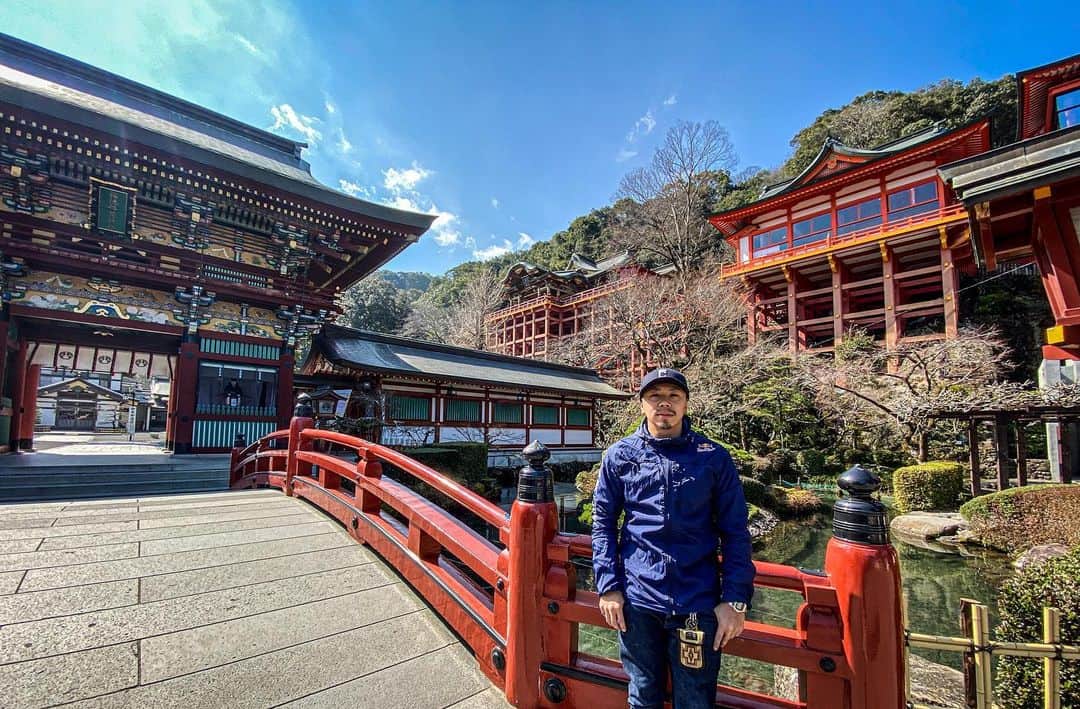 野中泰輔のインスタグラム：「日本三代稲荷神社の一つ、佐賀県にある祐徳稲荷神社へ🚗⛩ とりあえず凄かったのと一番上まで上がるのは大変だった！笑 馬くいく守りや馬の銅像みたいなのもあり、午年の自分には凄く良い場所だと感じました！！！ そして…海の男守というものがあり海が好きで釣りに行く自分にはぴったりだと思い購入！笑 良い事ありますように🙏  #bboytaisuke #redbull #g_shock  #makavelic #ozracing #thefloorriorz #ftheb #jmb #flexdream」