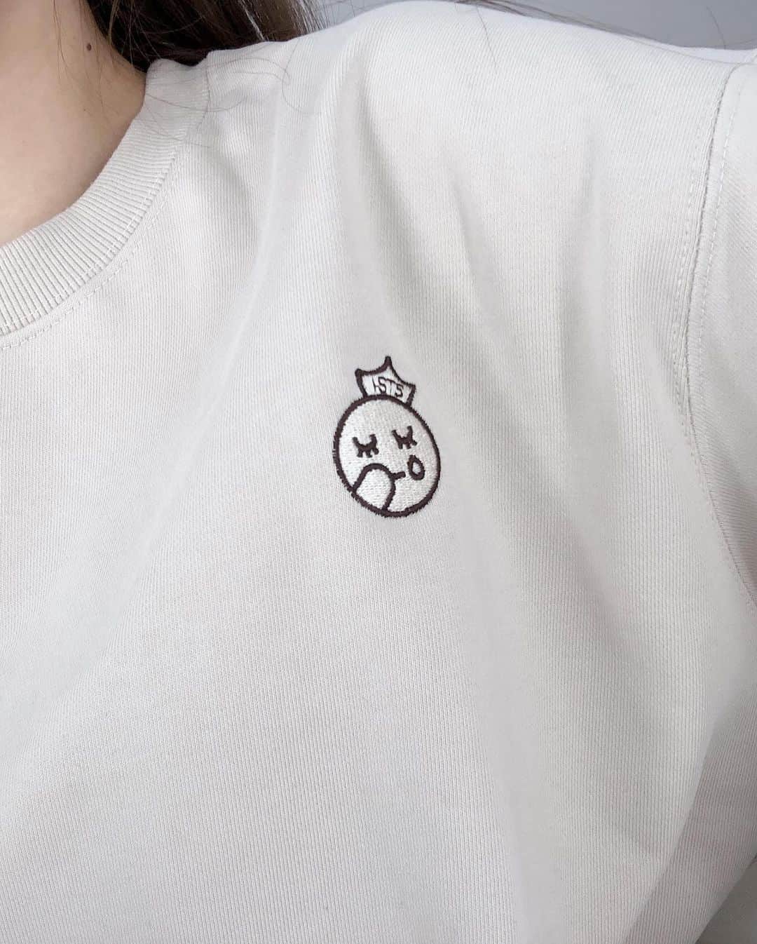 チェヨンさんのインスタグラム写真 - (チェヨンInstagram)「쨔쟌~~~~ !!!! I SOMETIMES... 브랜드 런칭했습니다  1탄 "나는  가끔은...맨투맨 티셔츠" 에요.  한정맨투맨이라  수량이  많지  않아요  프로필 상단 사이트로  들어가시면  상세설명  있습니당^^  곧 2탄으로  만나요~~!!!    *기모 없는  안감으로  4계절 용이하고요  신축성도  좋아요 *사이즈는  M,XL 로  커플로  입기 좋아요  *검정과 아이보리 (크림색에 가까워요) 두가지입니다 🥳」2月23日 15時12分 - chaeyeon_lee